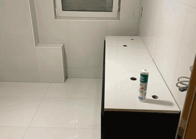 Waschtisch wird im Bad installiert