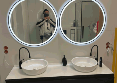 Neuer Waschtisch mit Spiegeln